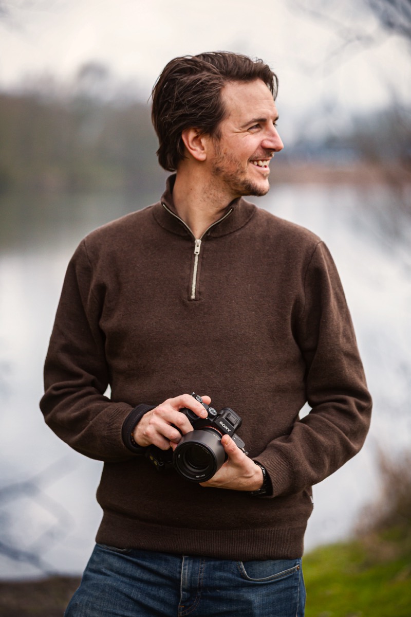 Martijn Vervuurt, fotograaf in Tilburg, met camera in de hand